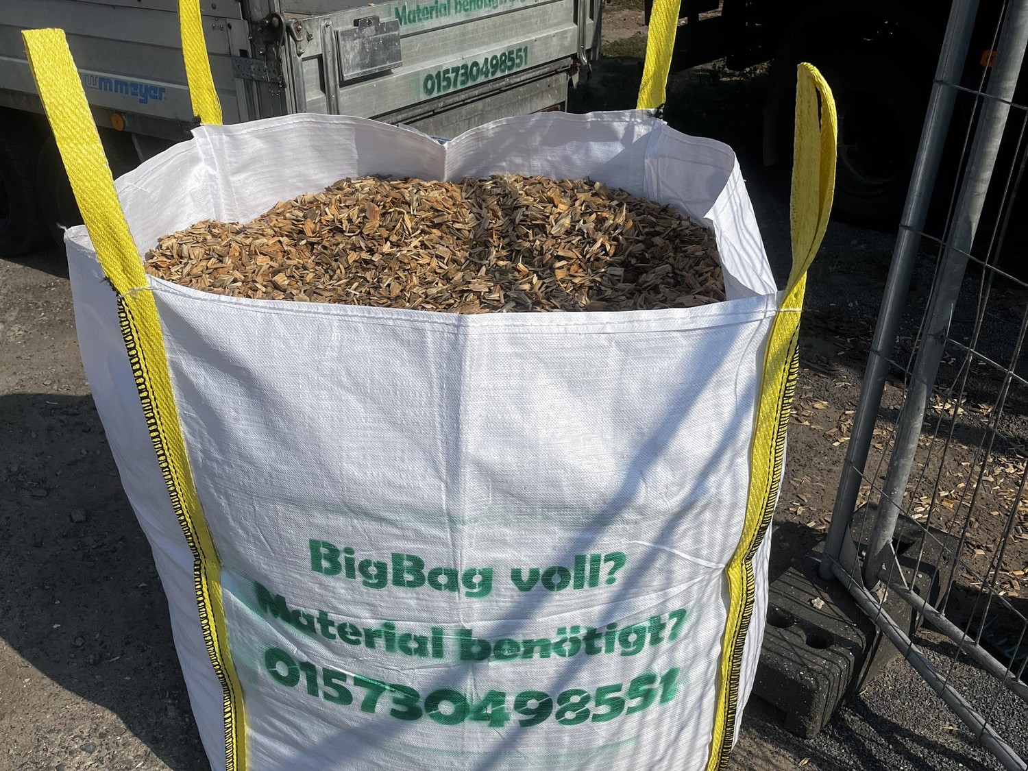 BigBag Entleerung 35,70€ Voller Zunk Big Bag mit Grünschnitt, bereit zur Abholung